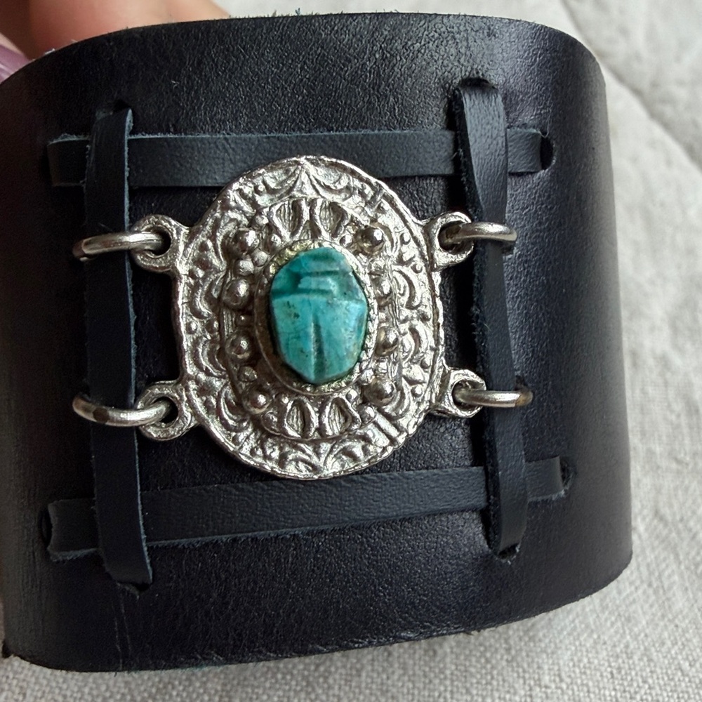 🎭 NEW 🎭 Black Leather Wearable with Silver and Turquoise Accent Scarabei Charm - Picture 3 of 6
